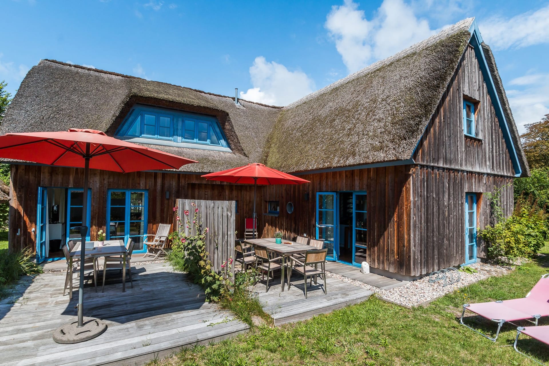Außenansicht eines Holzhauses mit Terrasse