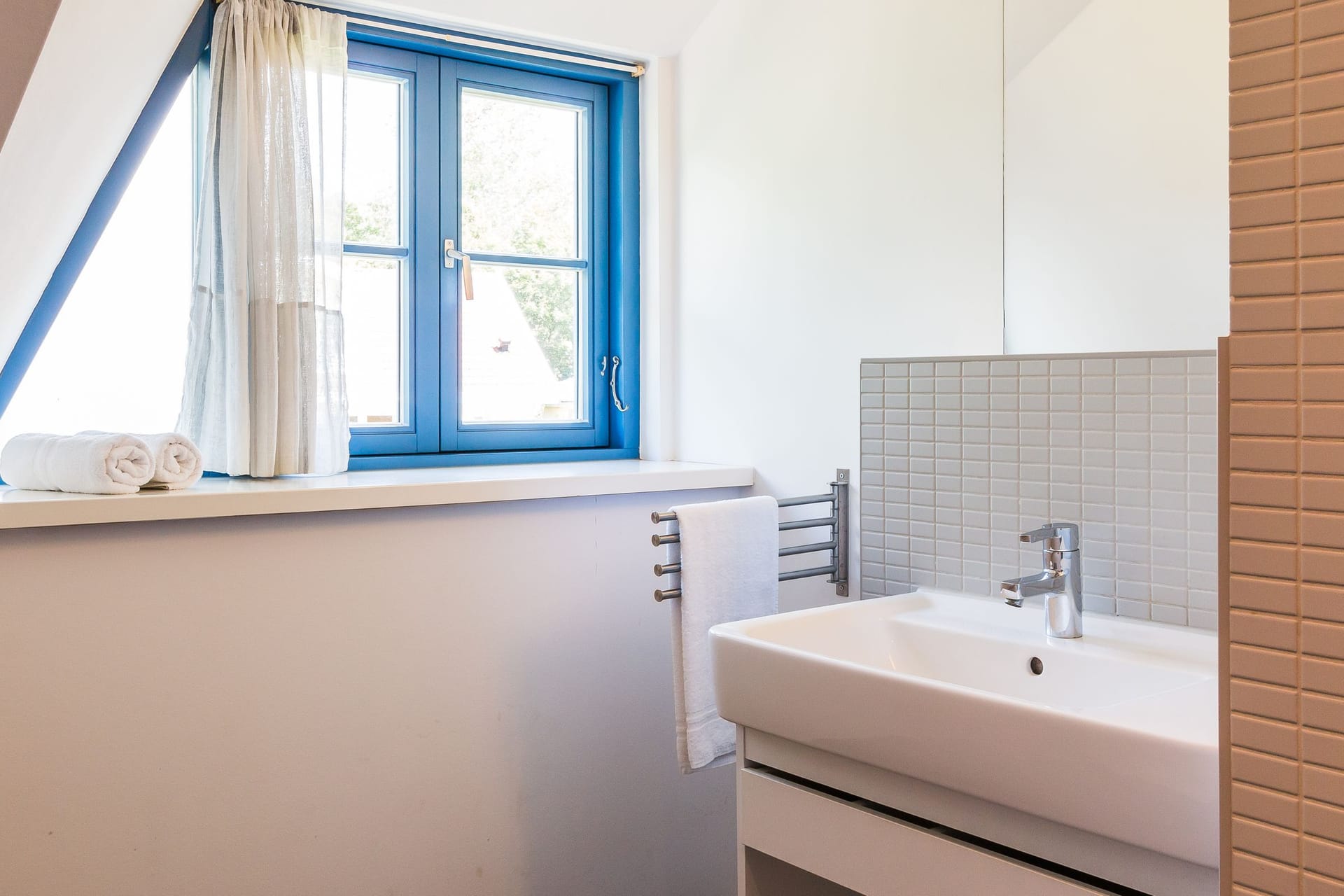 Helles Badezimmer mit modernem Waschbecken