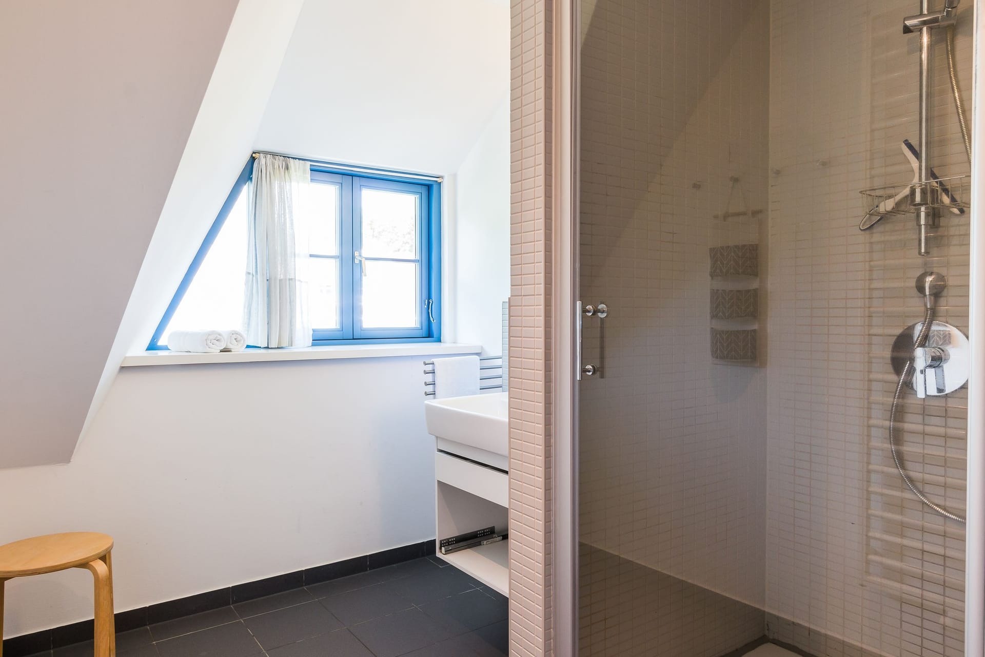 Badezimmer mit Dusche und natürlichem Licht