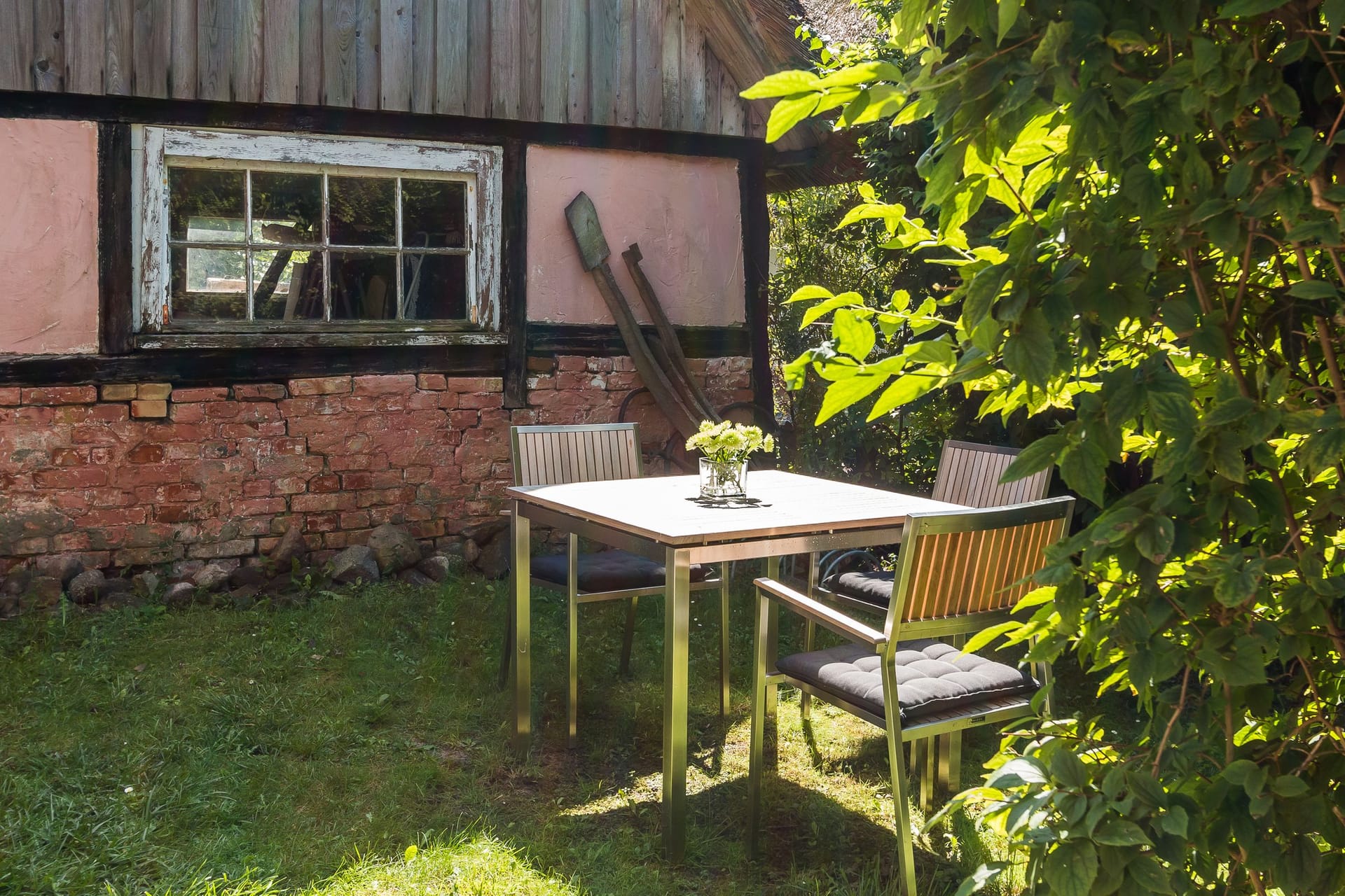 Terrasse mit Tisch und Stühlen