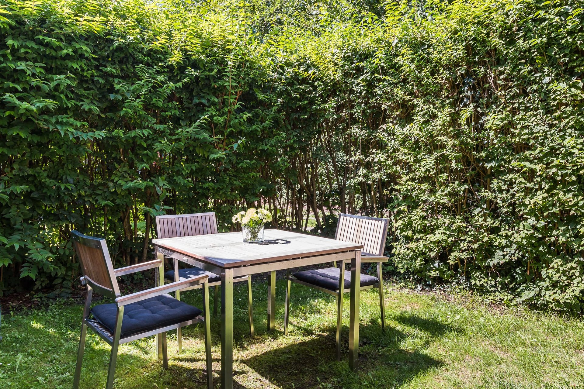 Terrasse mit Tisch und Stühlen