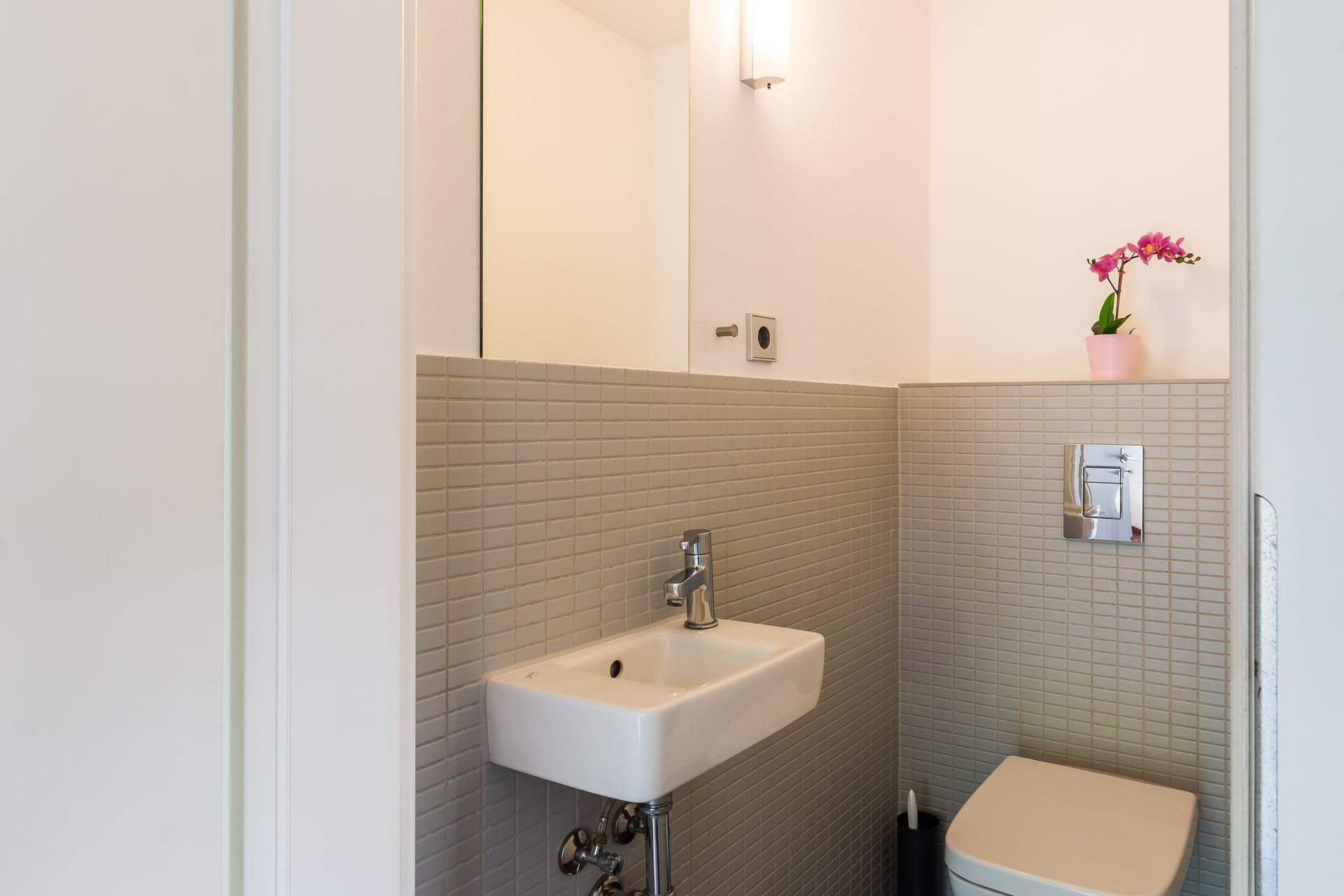 Modernes Badezimmer mit Waschbecken und Toilette