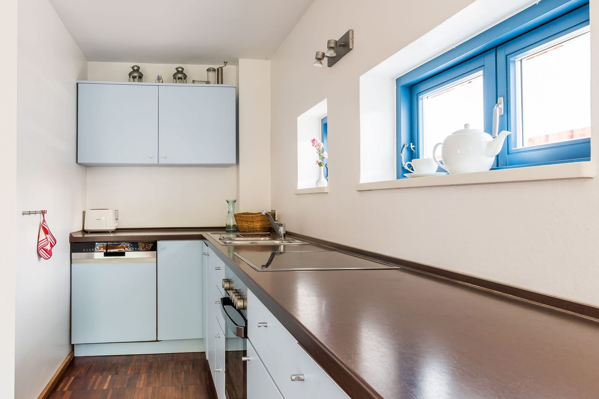 Moderne Küche mit blauen Schränken