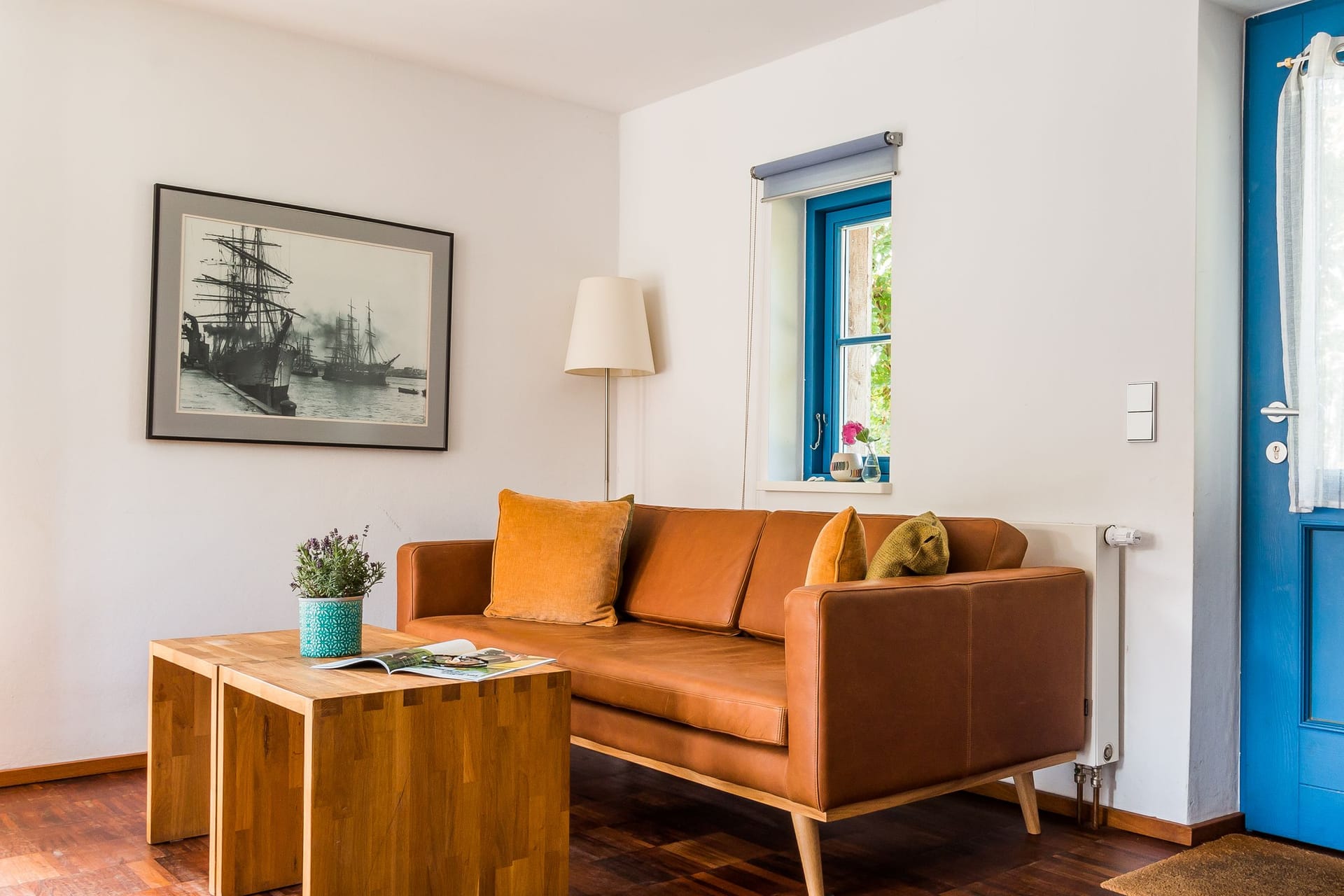 Gemütliches Wohnzimmer mit Sofa und Tisch