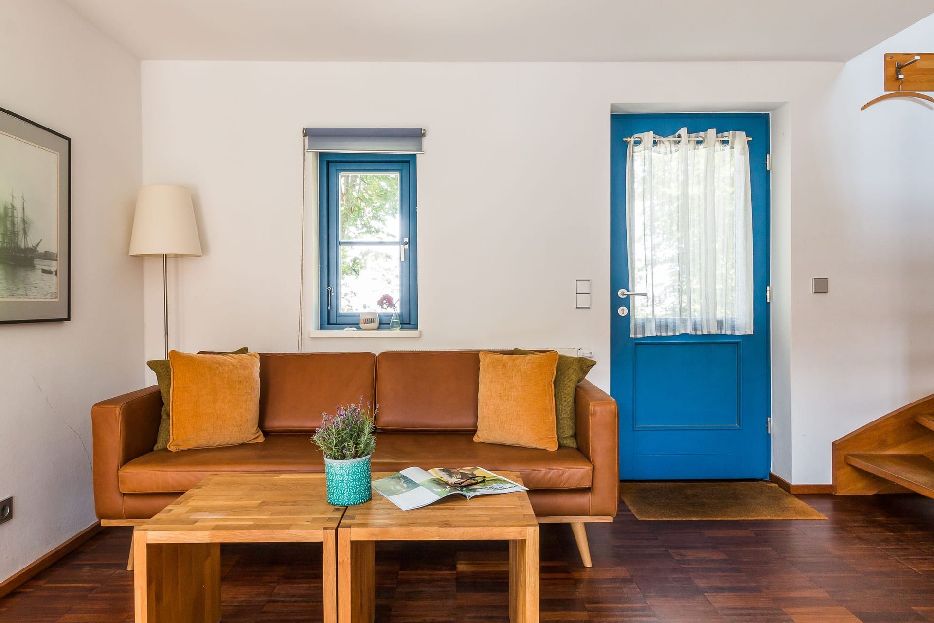 Gemütliches Wohnzimmer mit Sofa und Holztisch