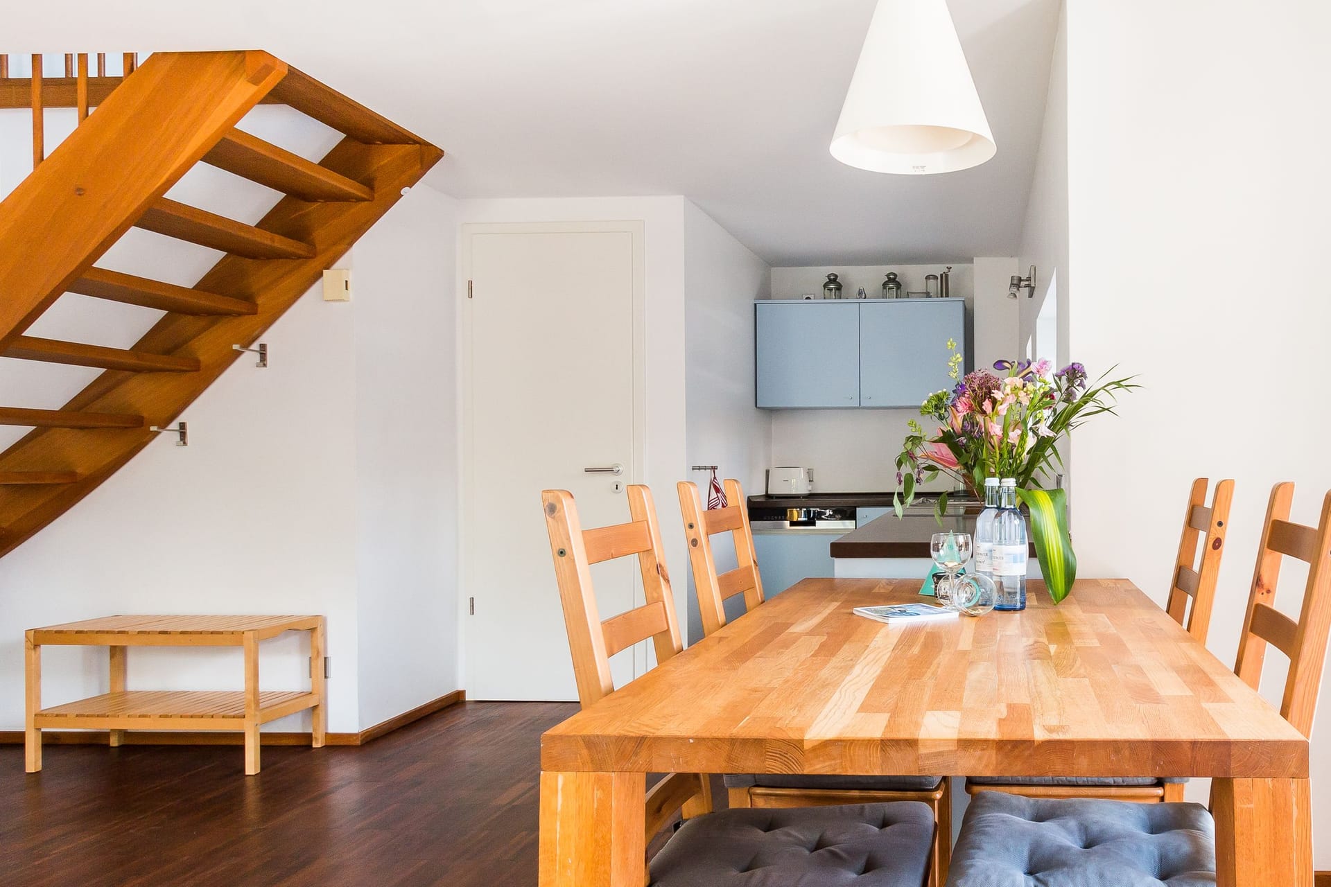 Moderne Küche mit Esstisch und Stühlen