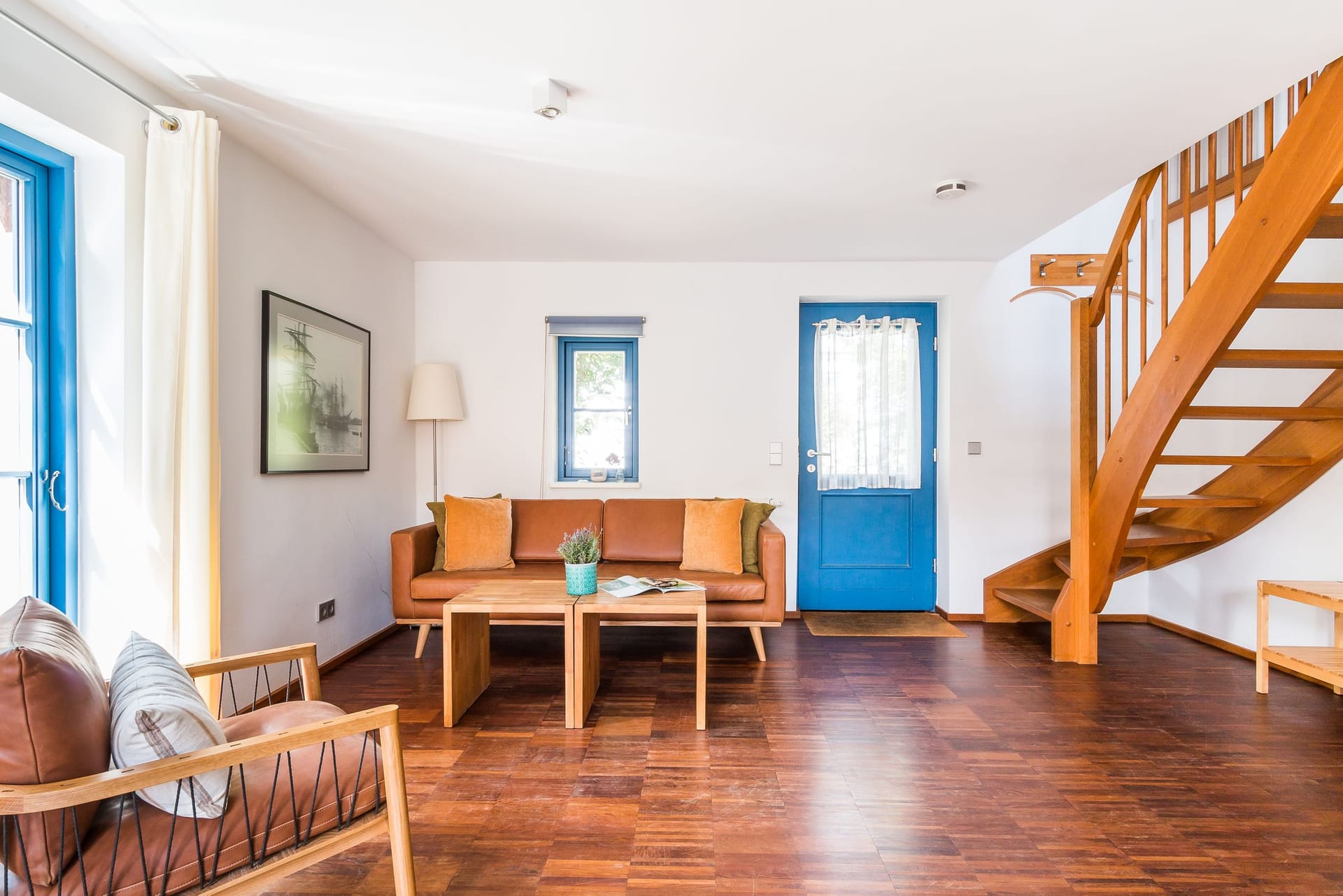 Heller Wohnbereich mit Sofa und Stühlen