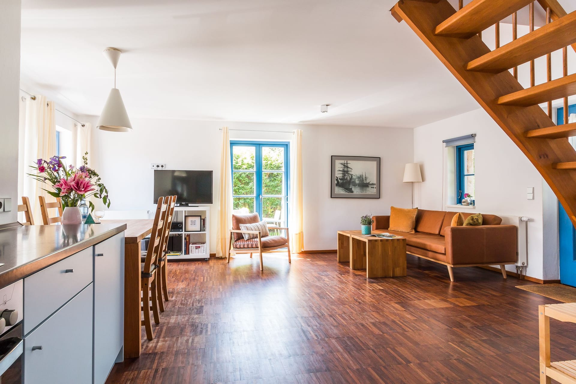 Gemütliches Wohnzimmer mit Sofa und Fernseher