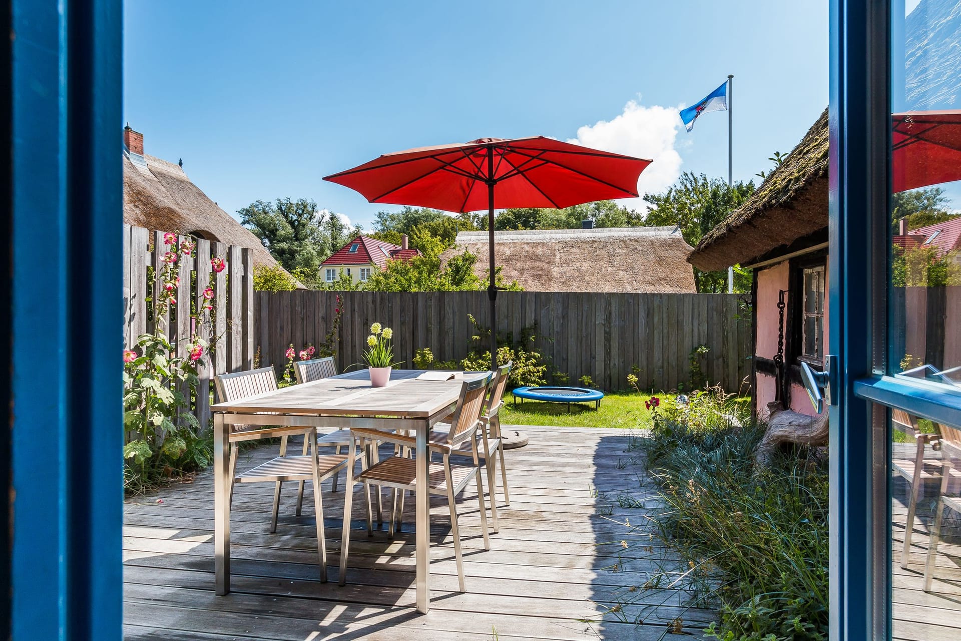 Terrasse mit Tisch und Sonnenschirm