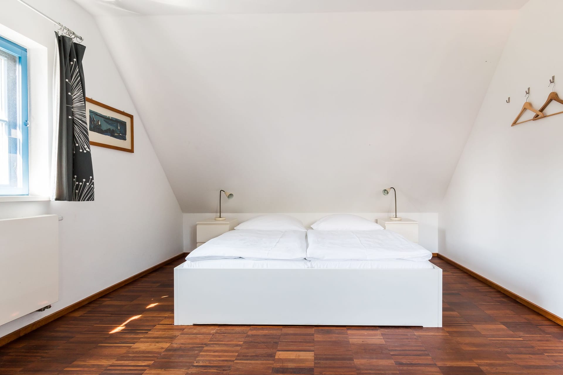 Modernes Schlafzimmer mit Doppelbett und Nachttischen