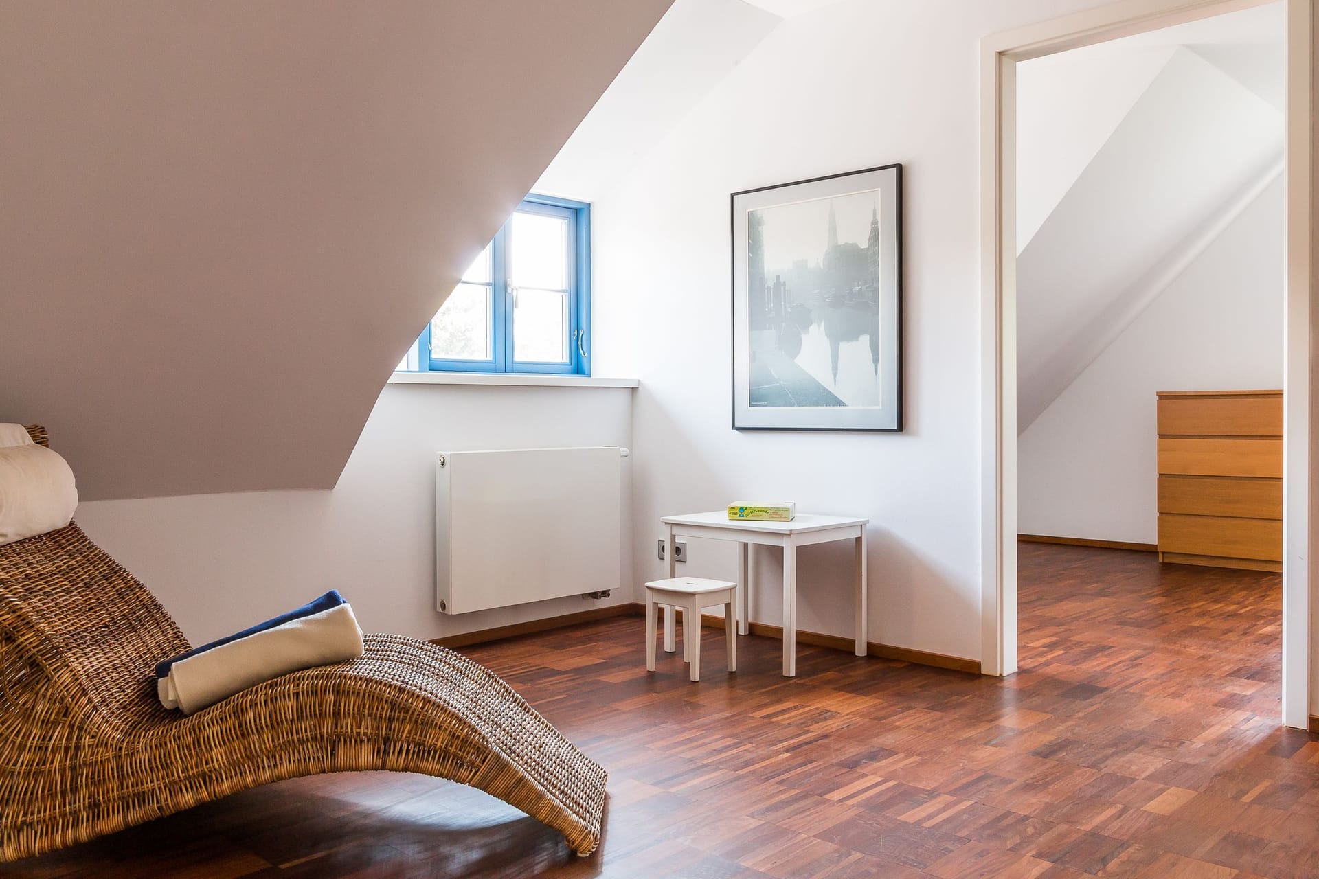 Schlafzimmer mit Fenster und angenehmer Einrichtung