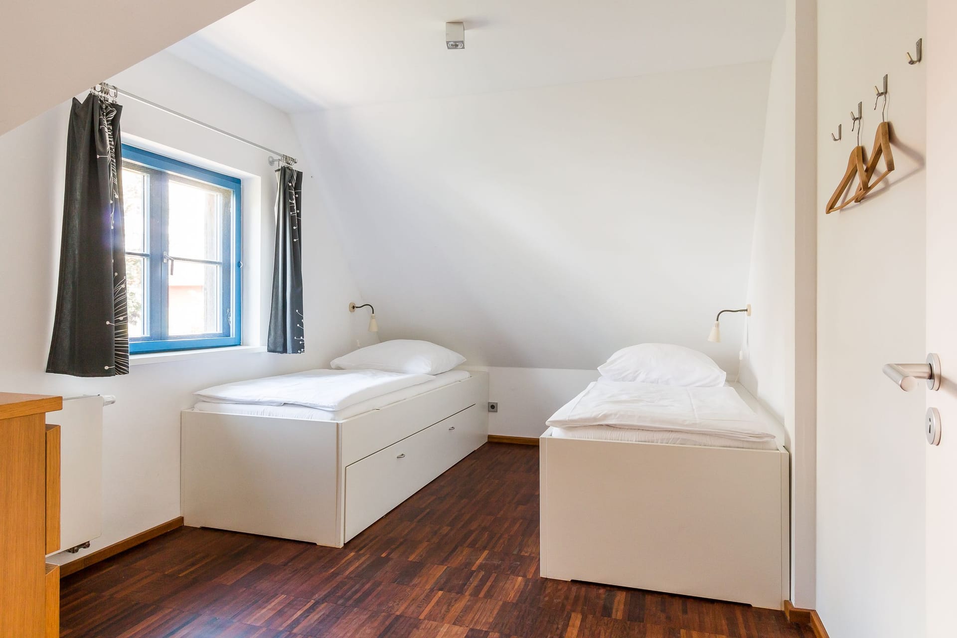 Schlafzimmer mit zwei Einzelbetten