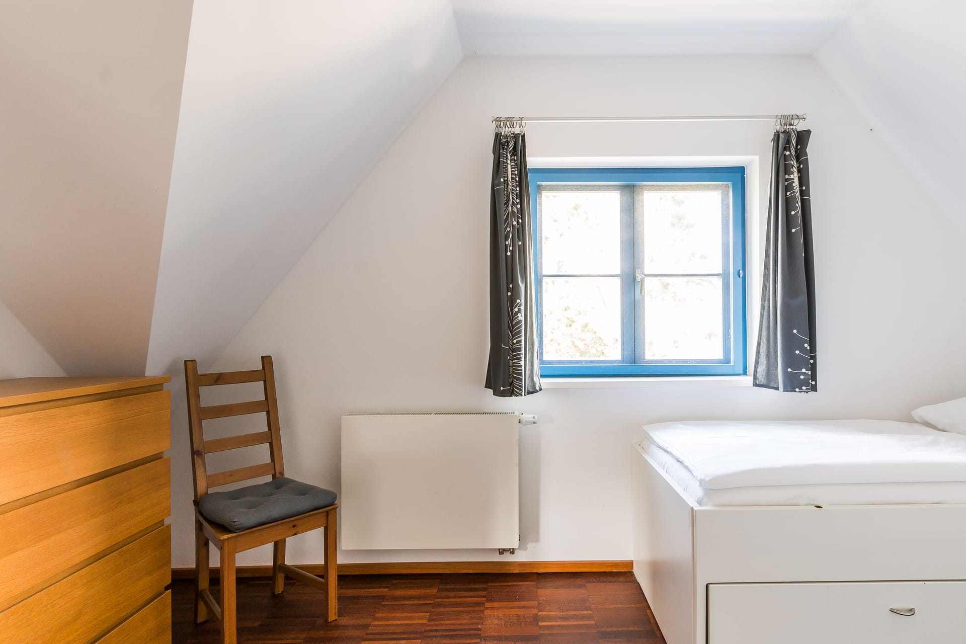 Schlafzimmer mit Bett und Stuhl