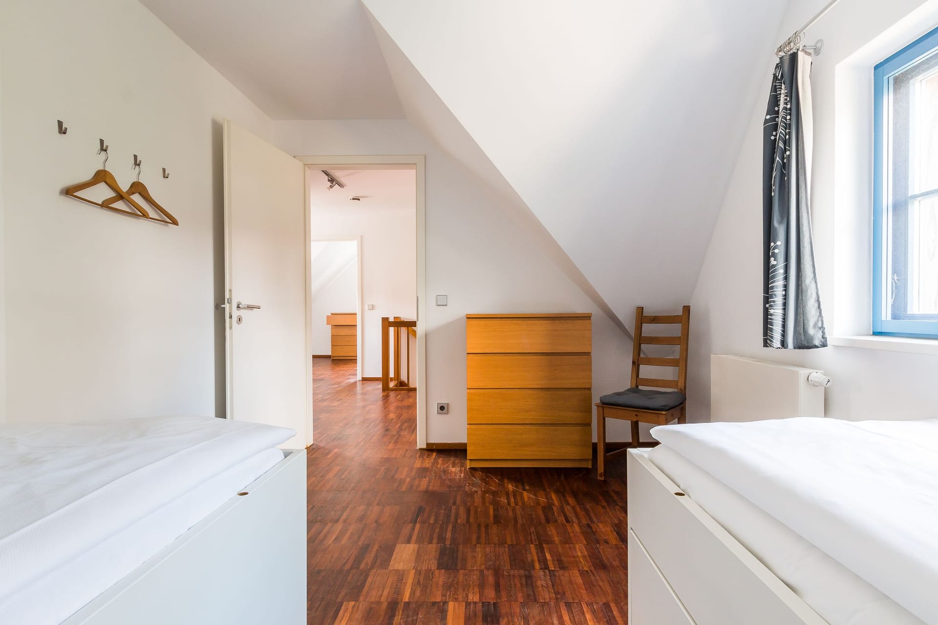 Helles Schlafzimmer mit zwei Betten