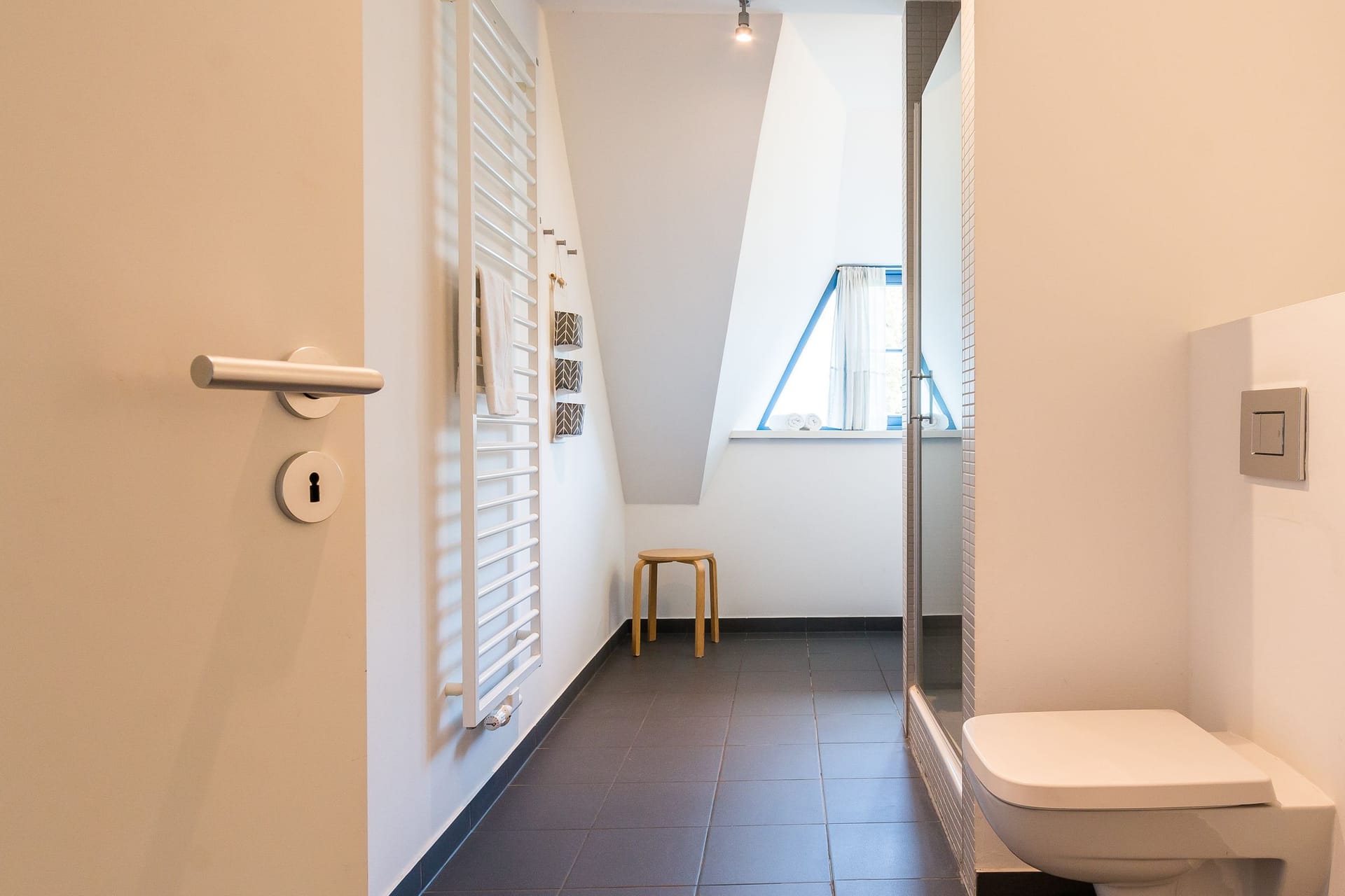 Modernes Badezimmer mit Dusche und WC
