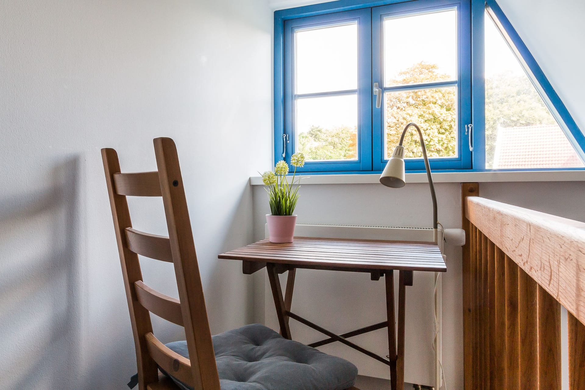 Heller Arbeitsplatz mit Tisch und Stuhl