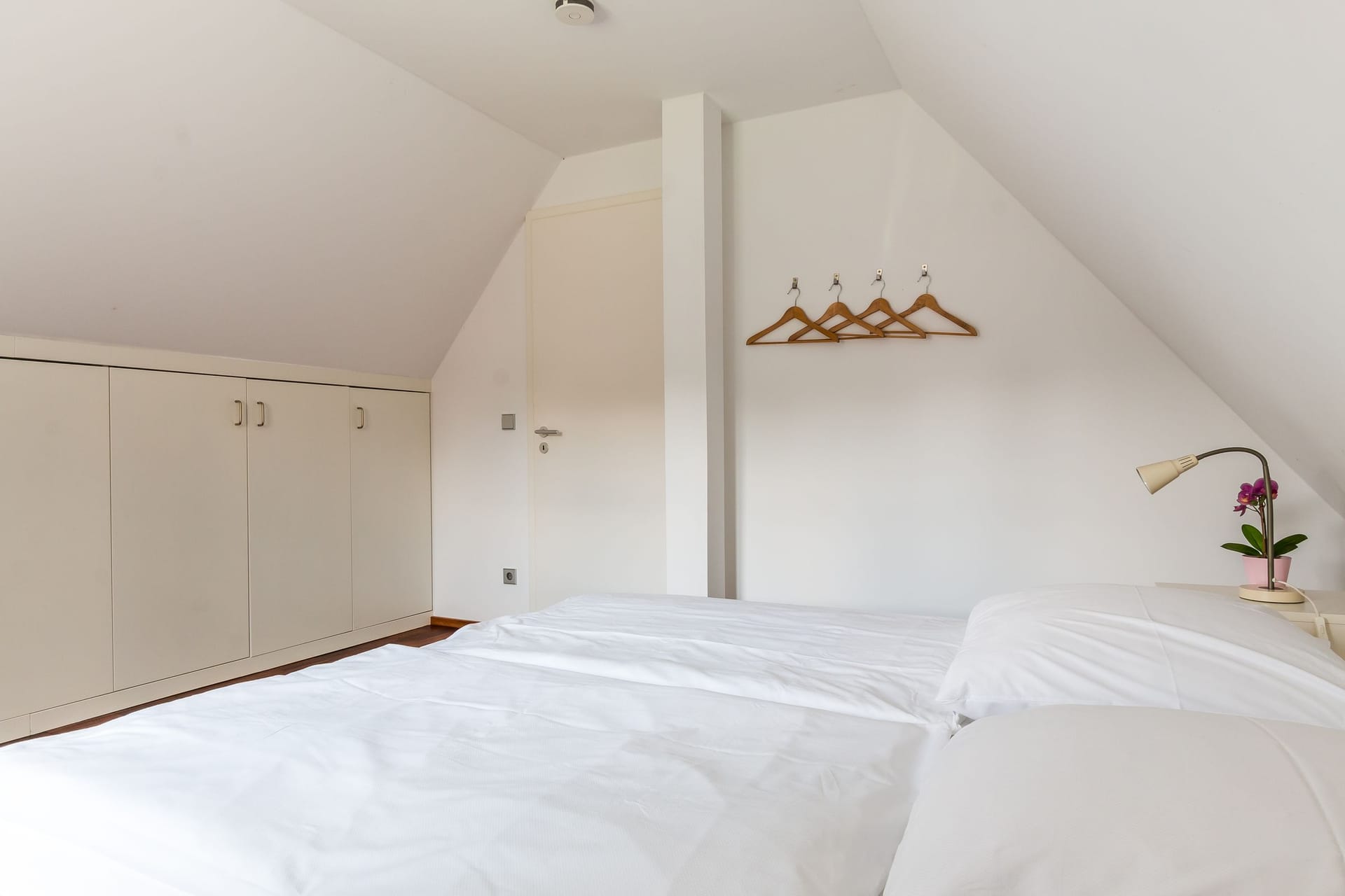 Schlafzimmer mit zwei Einzelbetten und Kleiderschrank