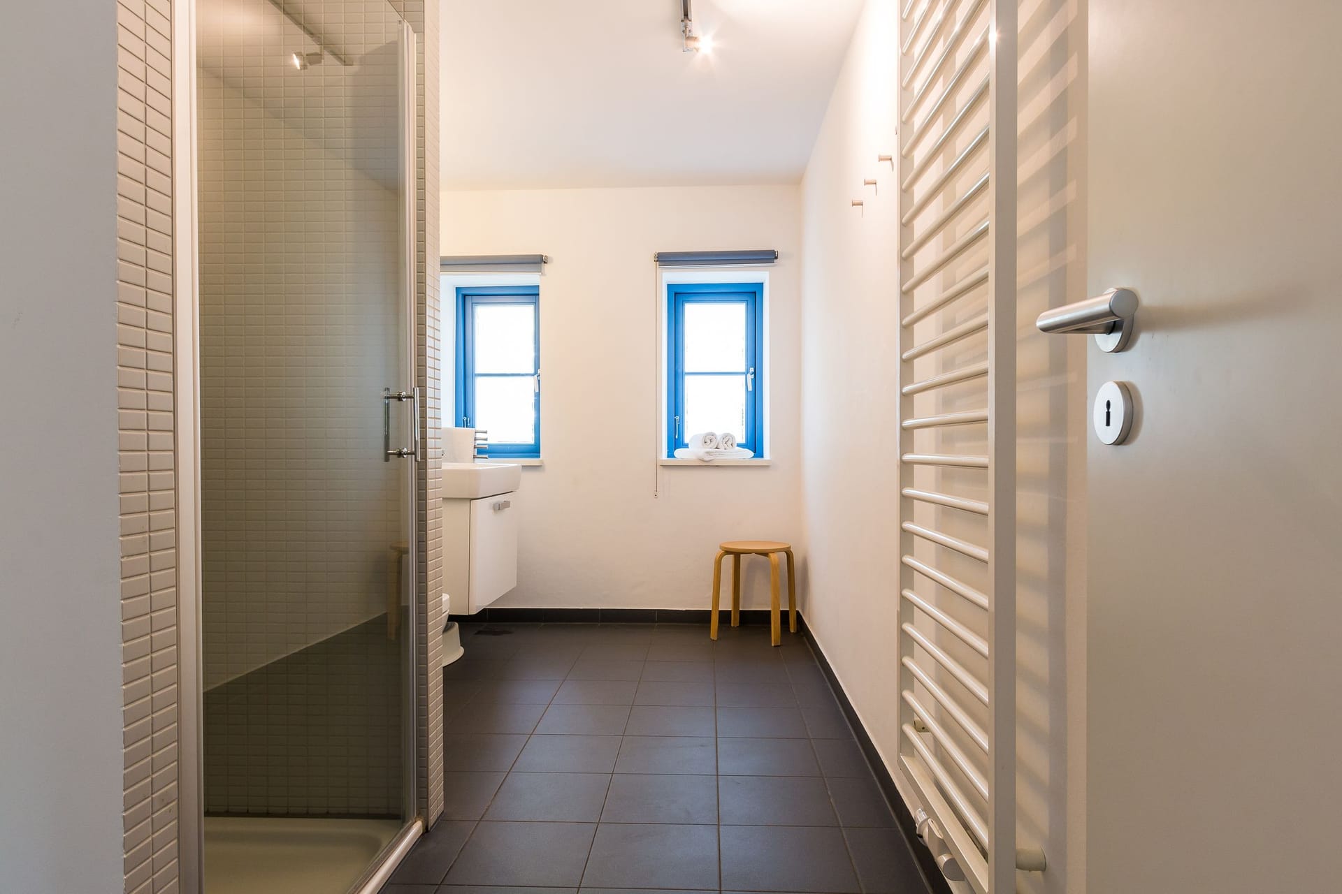 Modernes Badezimmer mit Dusche und Waschbecken