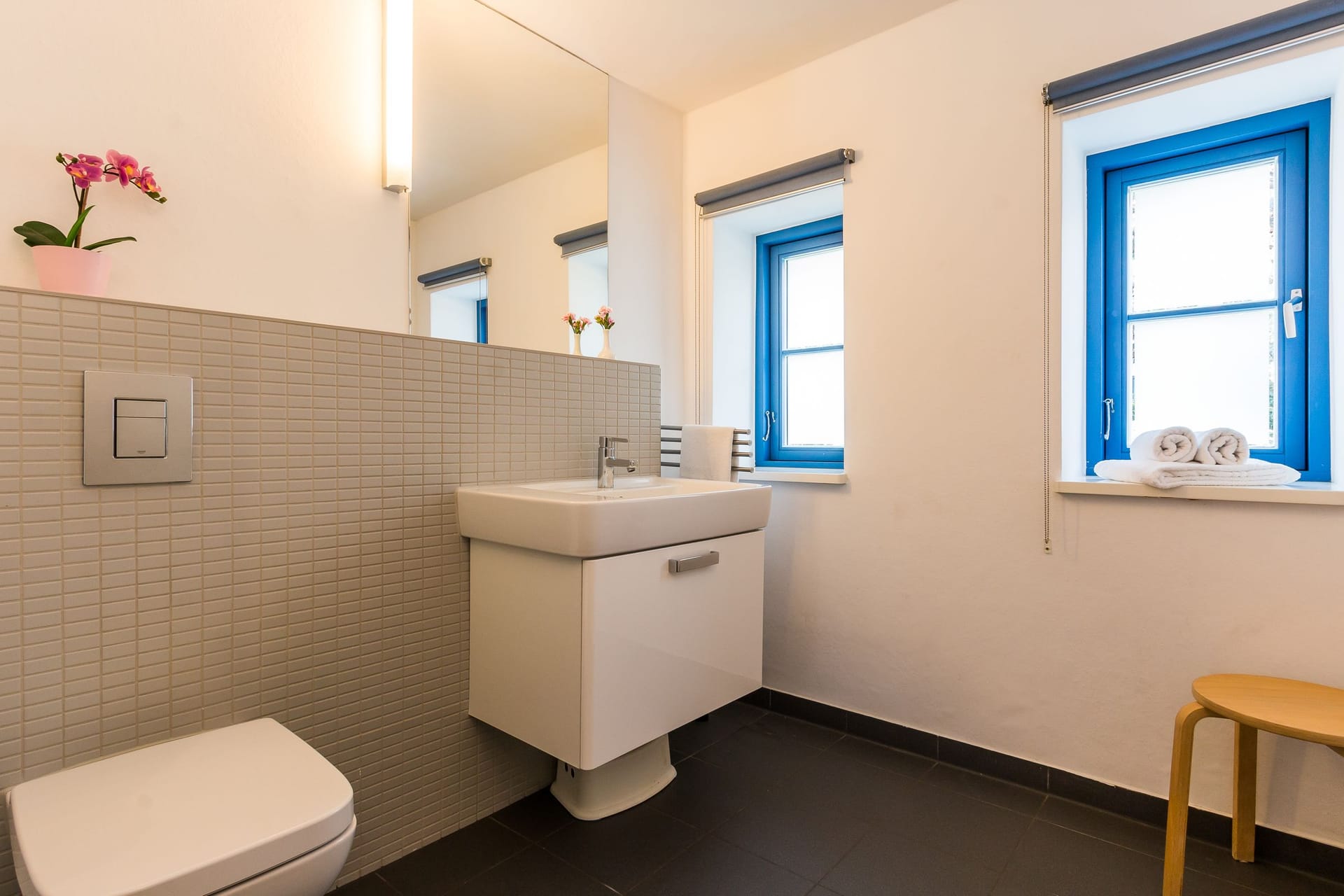 Modernes Badezimmer mit Waschbecken und Fenstern