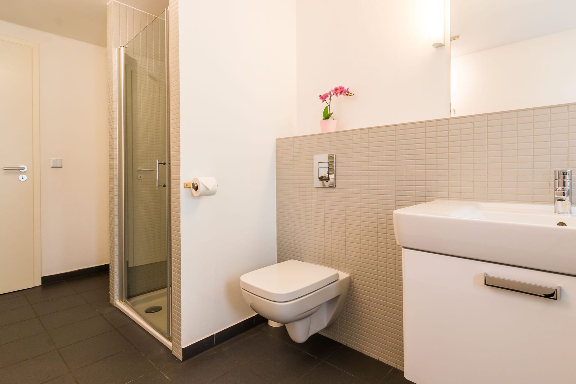 Modernes Badezimmer mit Dusche und Waschbecken