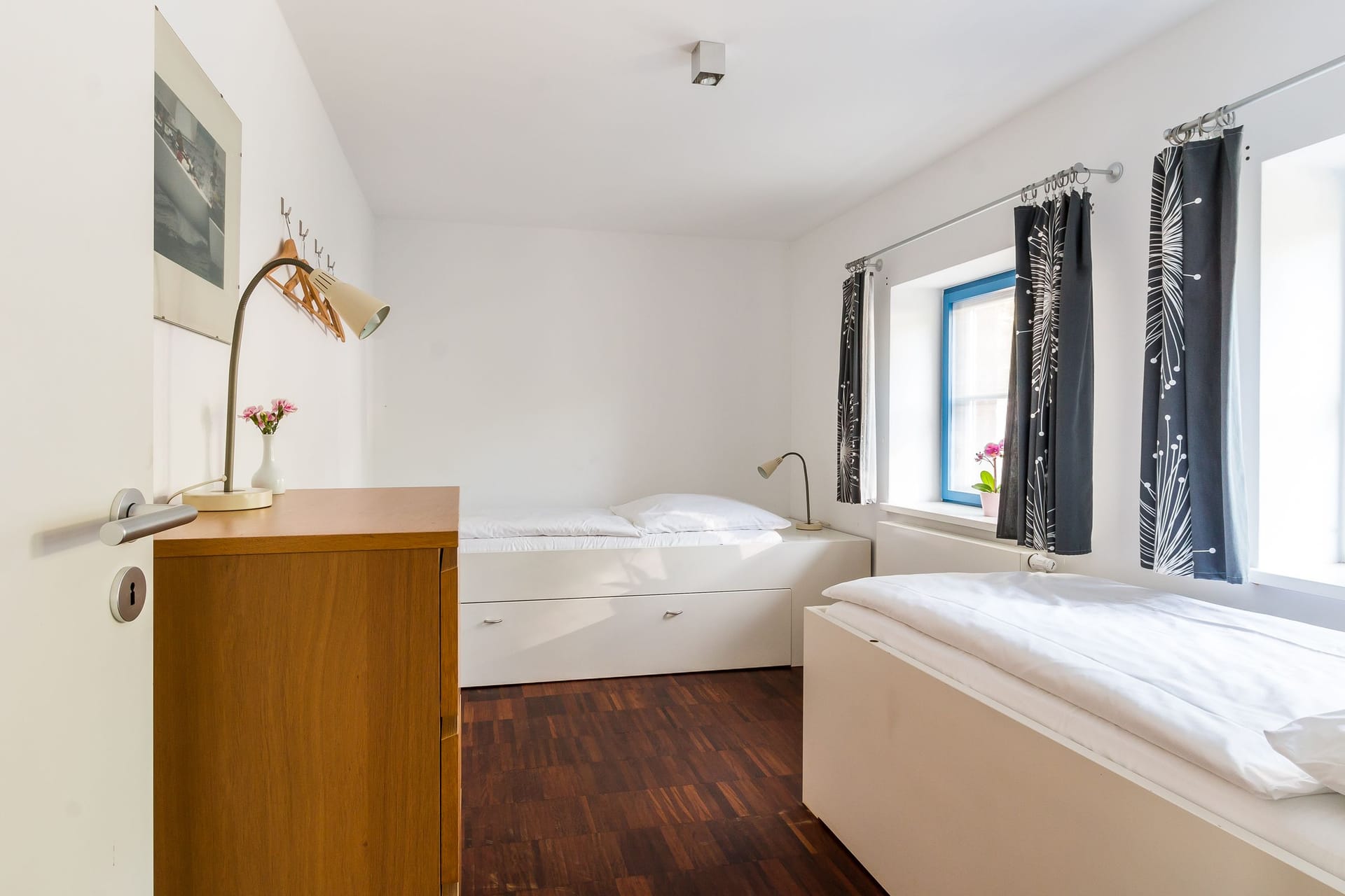 Schlafzimmer mit zwei Einzelbetten