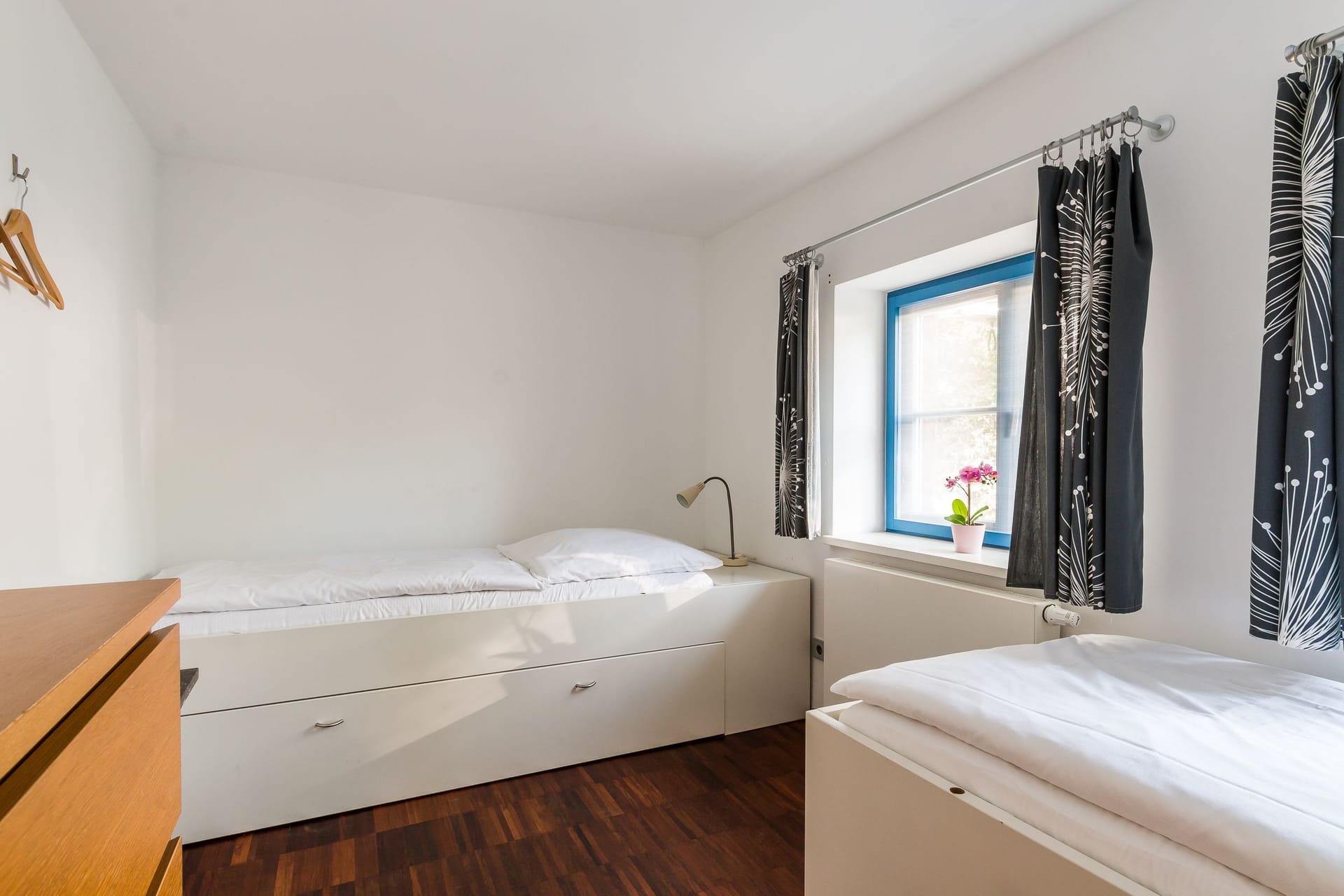Schlafzimmer mit zwei Einzelbetten