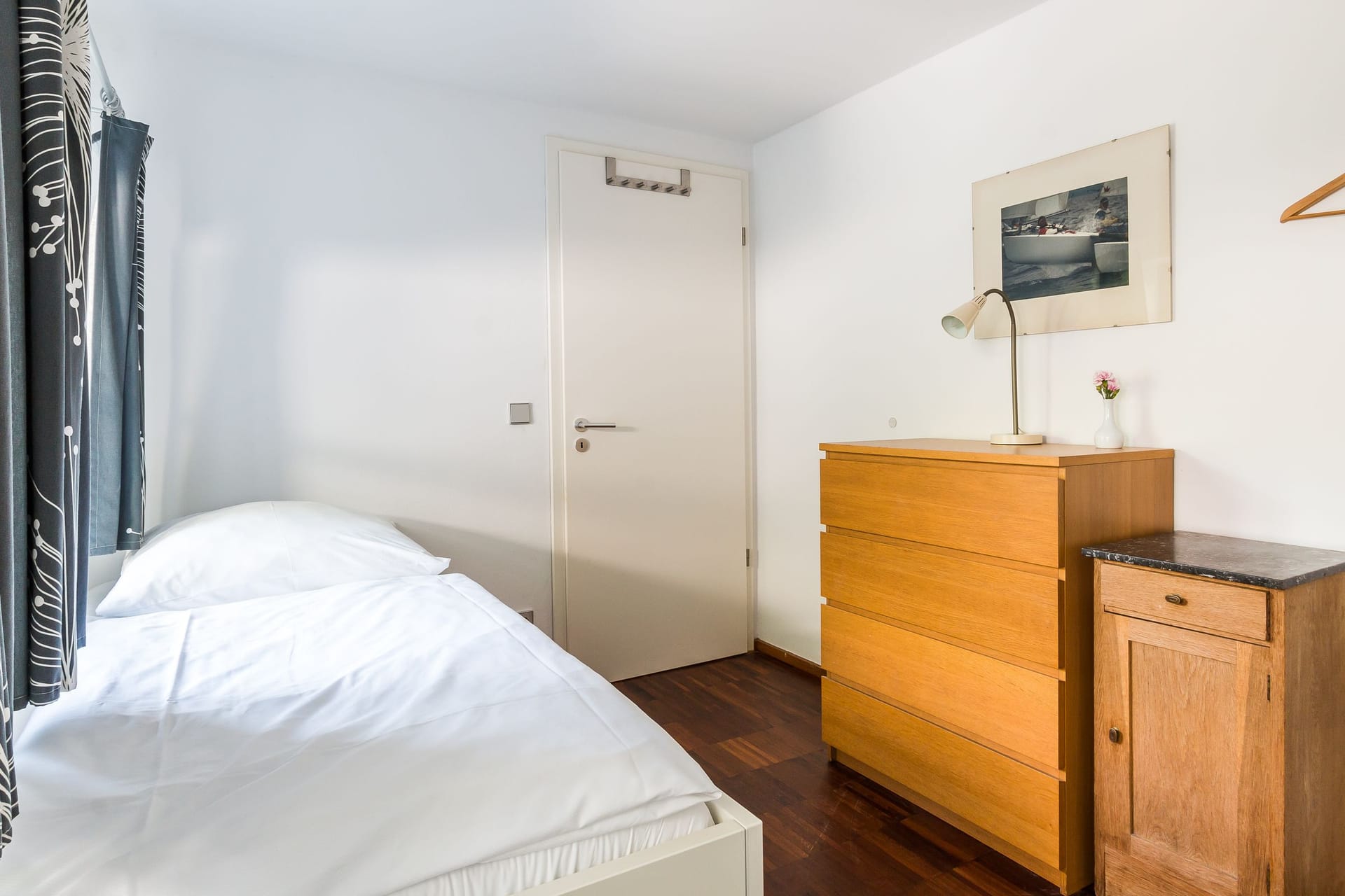 Schlafzimmer mit Einzelbett und Kommode