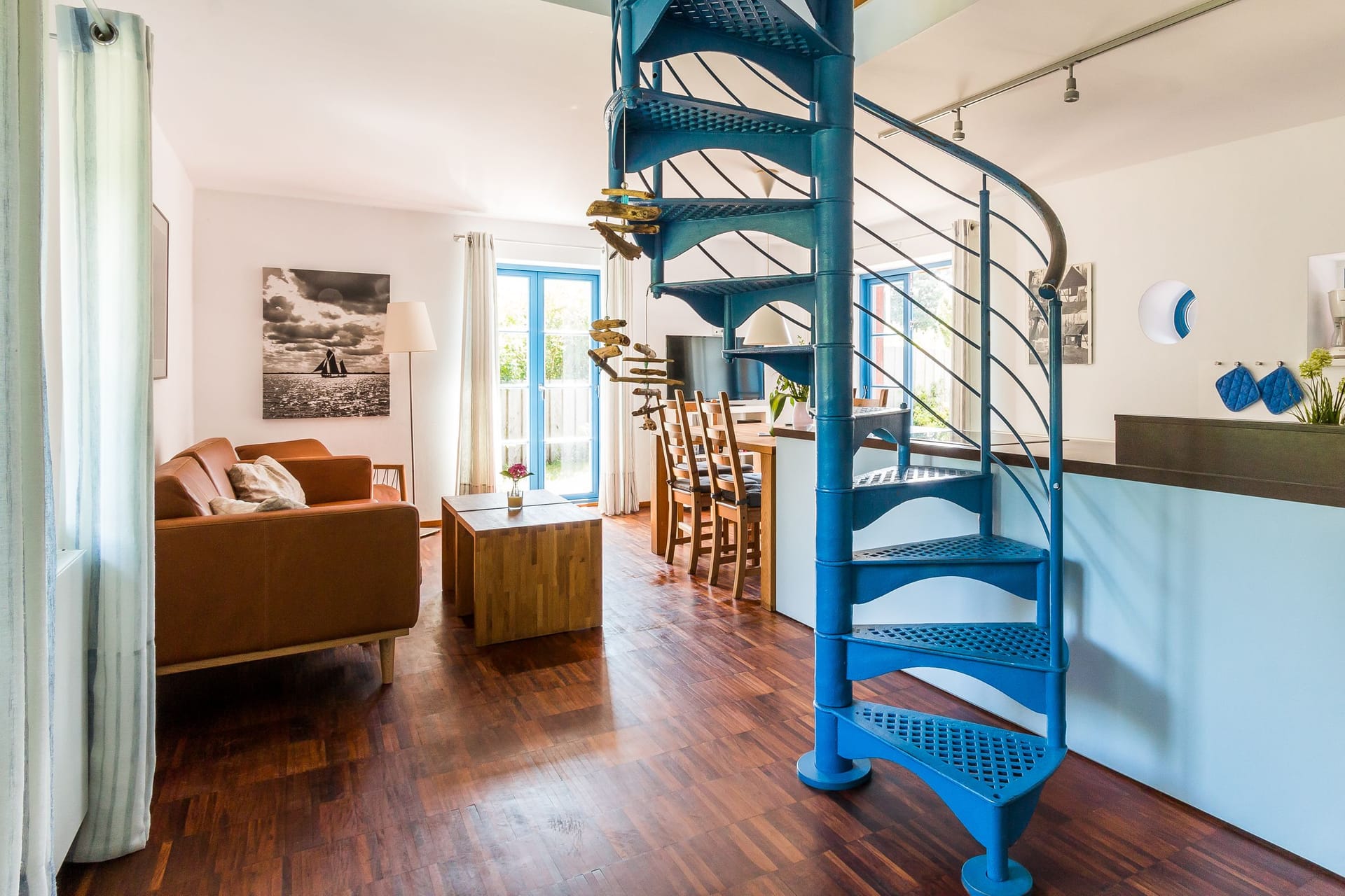 Wohnzimmer mit Wendeltreppe und großem Fenster