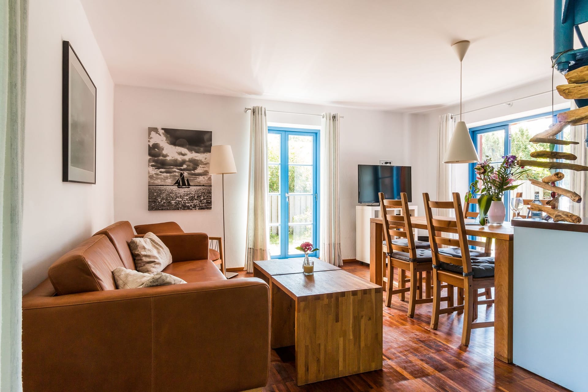 Gemütliches Wohnzimmer mit Essbereich