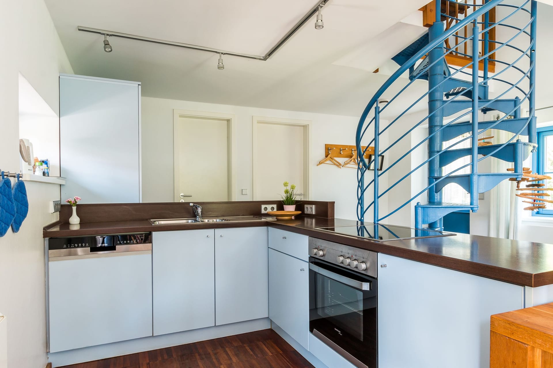 Moderne Küche mit Kochfeld und Holzarbeitsfläche