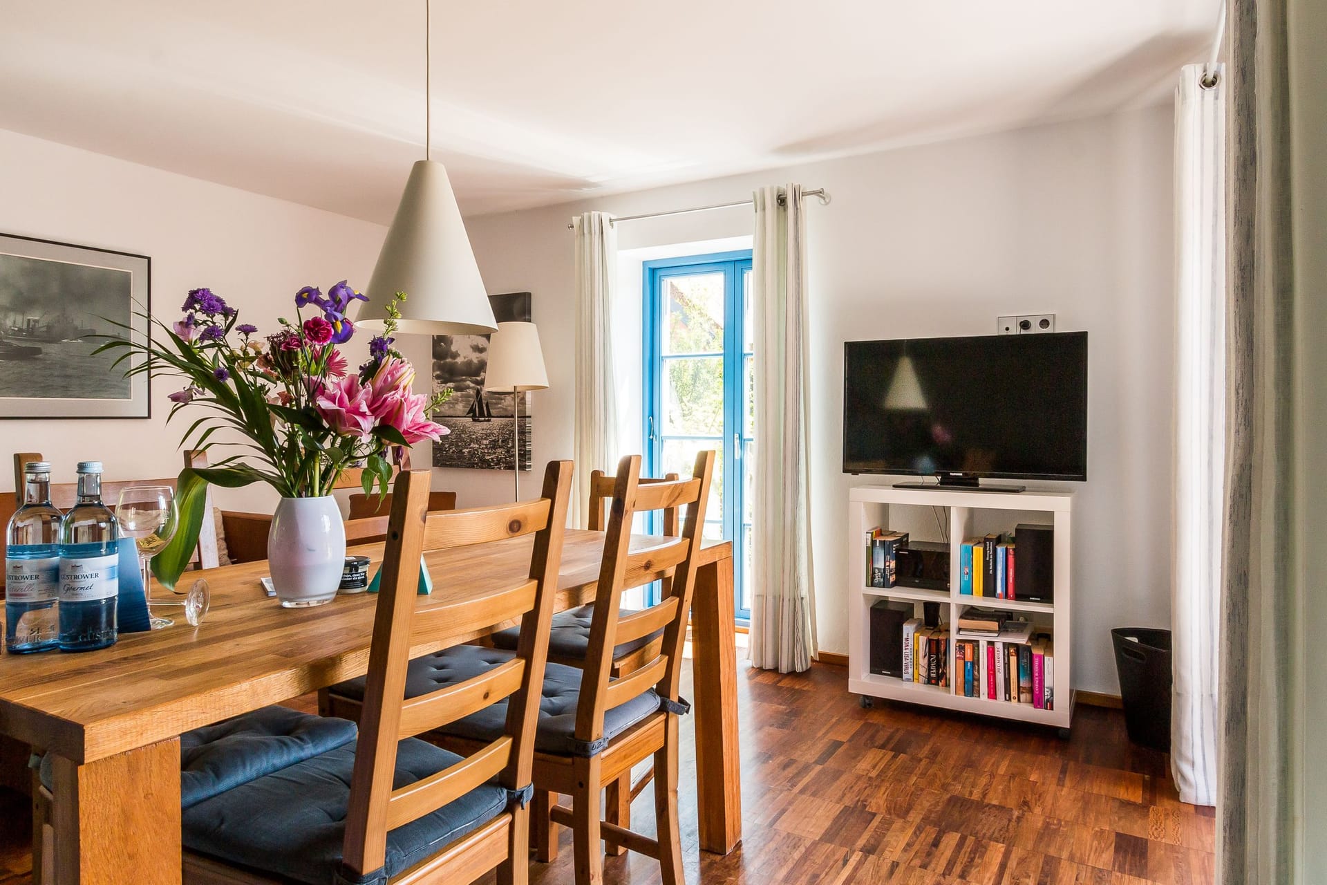 Heller Wohnbereich mit Esstisch und Fernseher