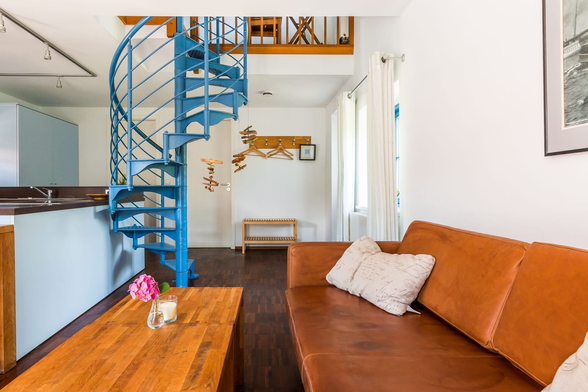 Wohnzimmer mit Wendeltreppe und Couch
