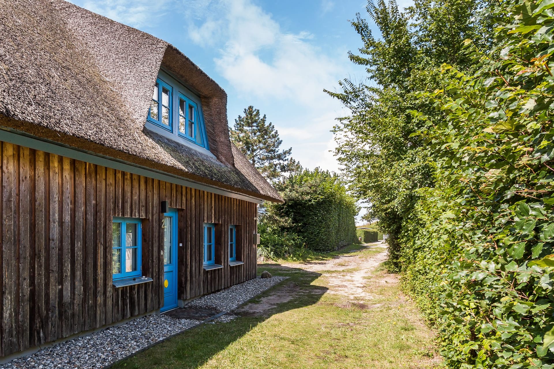 Außenansicht eines charmanten Reetdachhauses