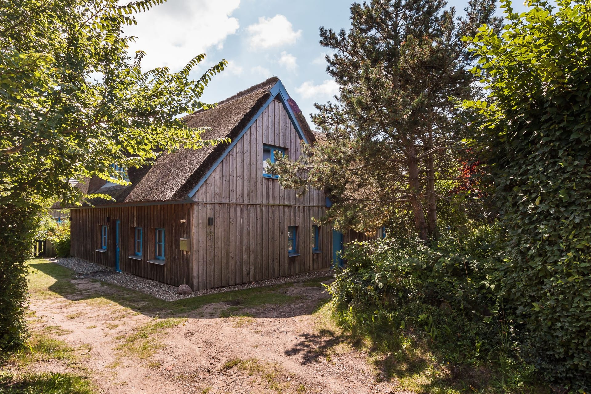 Außenansicht eines Hauses mit Reetdach