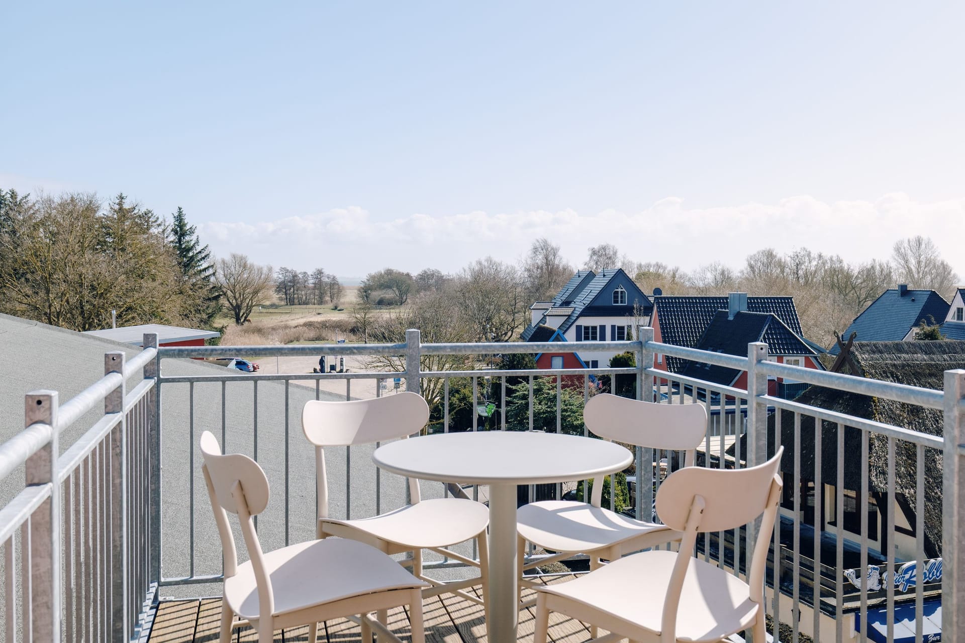 Terrasse mit Tisch und Blick auf die Umgebung