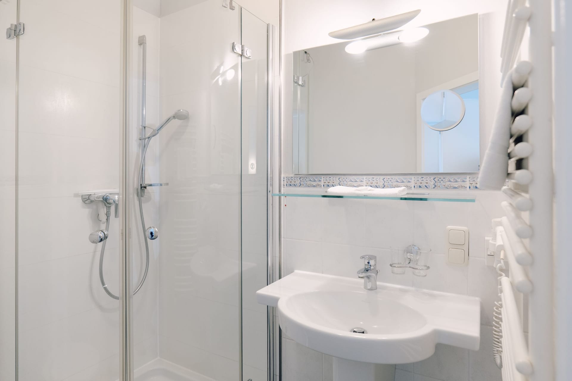 Modernes Badezimmer mit Dusche und Waschbecken
