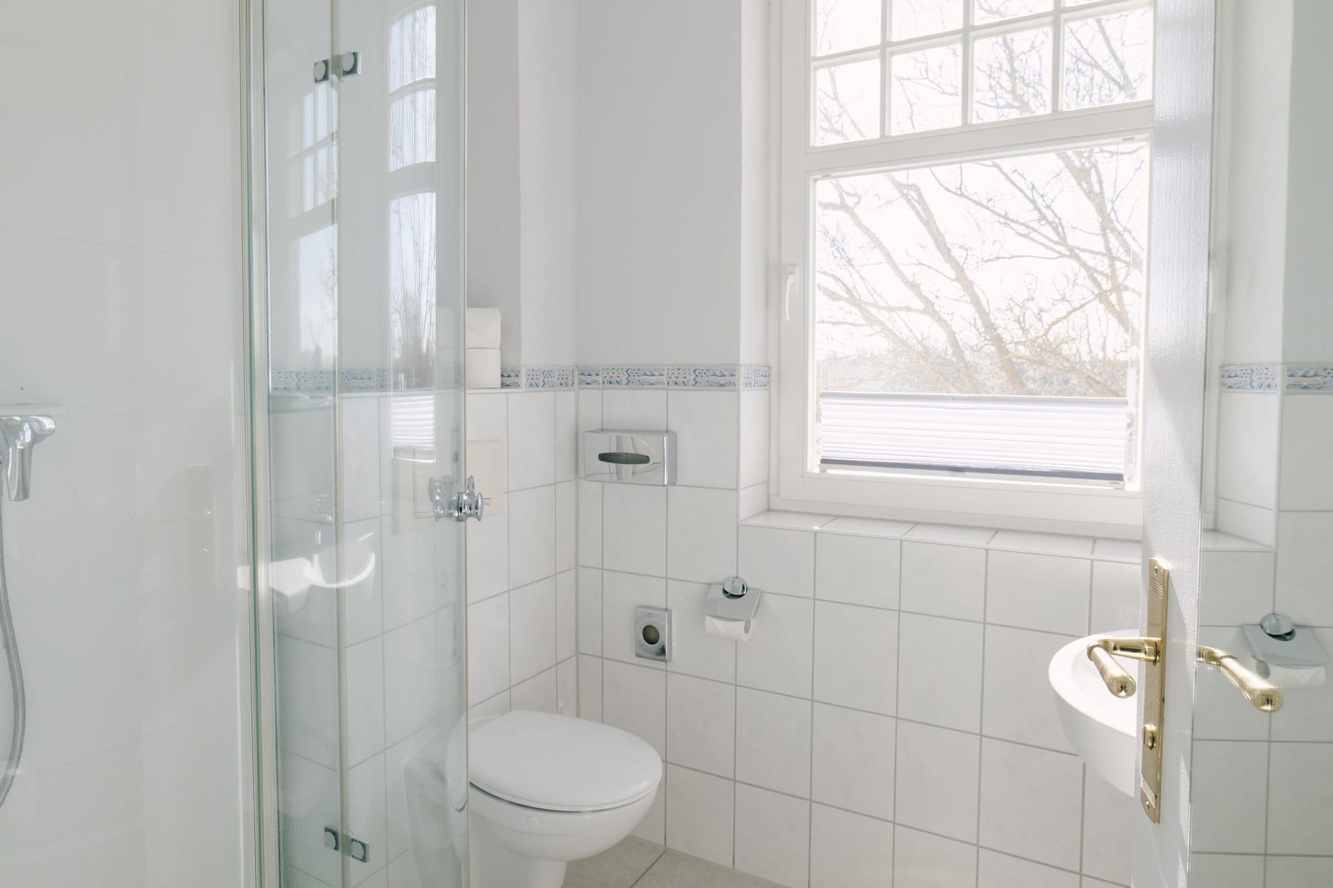 Helles Badezimmer mit Dusche und Modernen Elementen