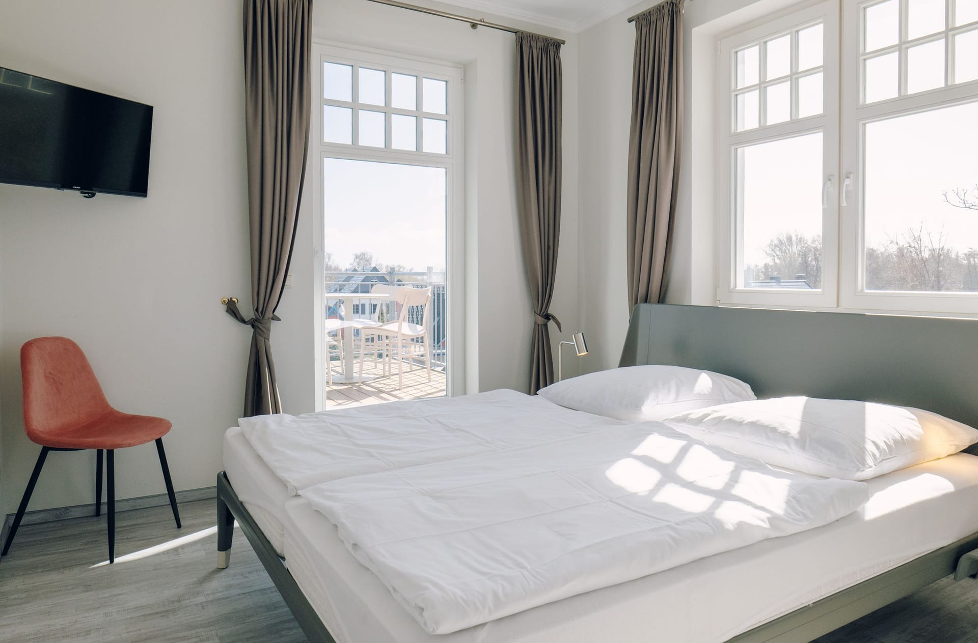 Schlafzimmer mit Bett und Fernseher