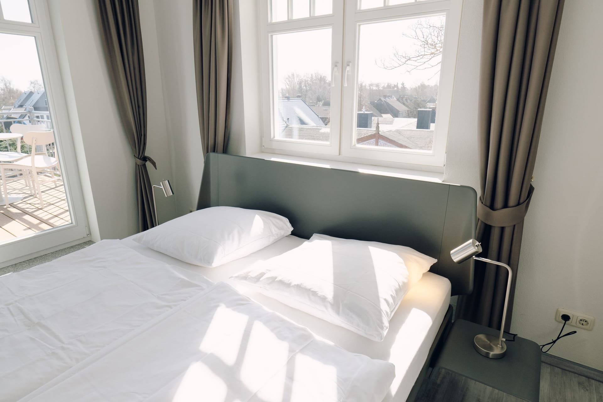 Modernes Schlafzimmer mit Fenster und Doppelbett