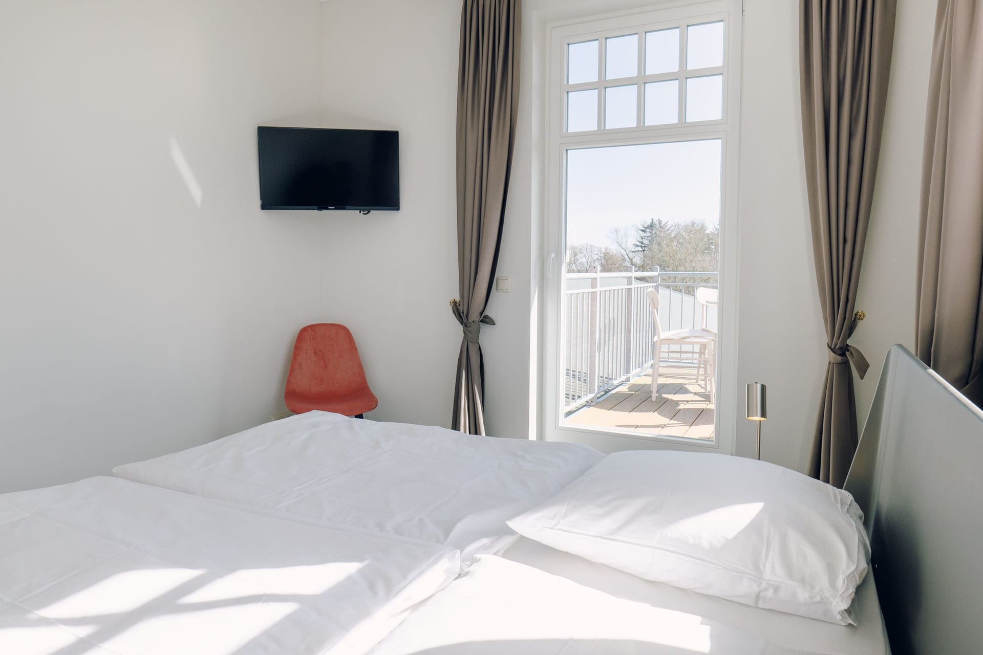 Helles Schlafzimmer mit Terrasse