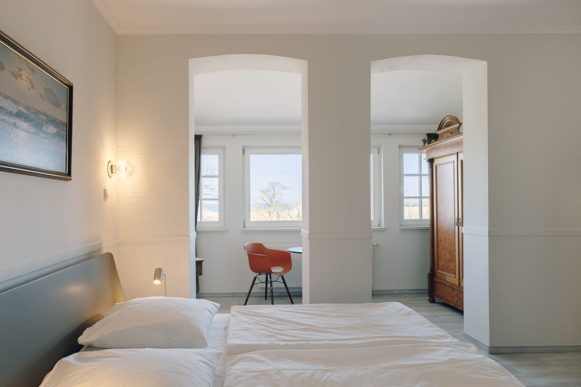 Helles Schlafzimmer mit Doppelbett