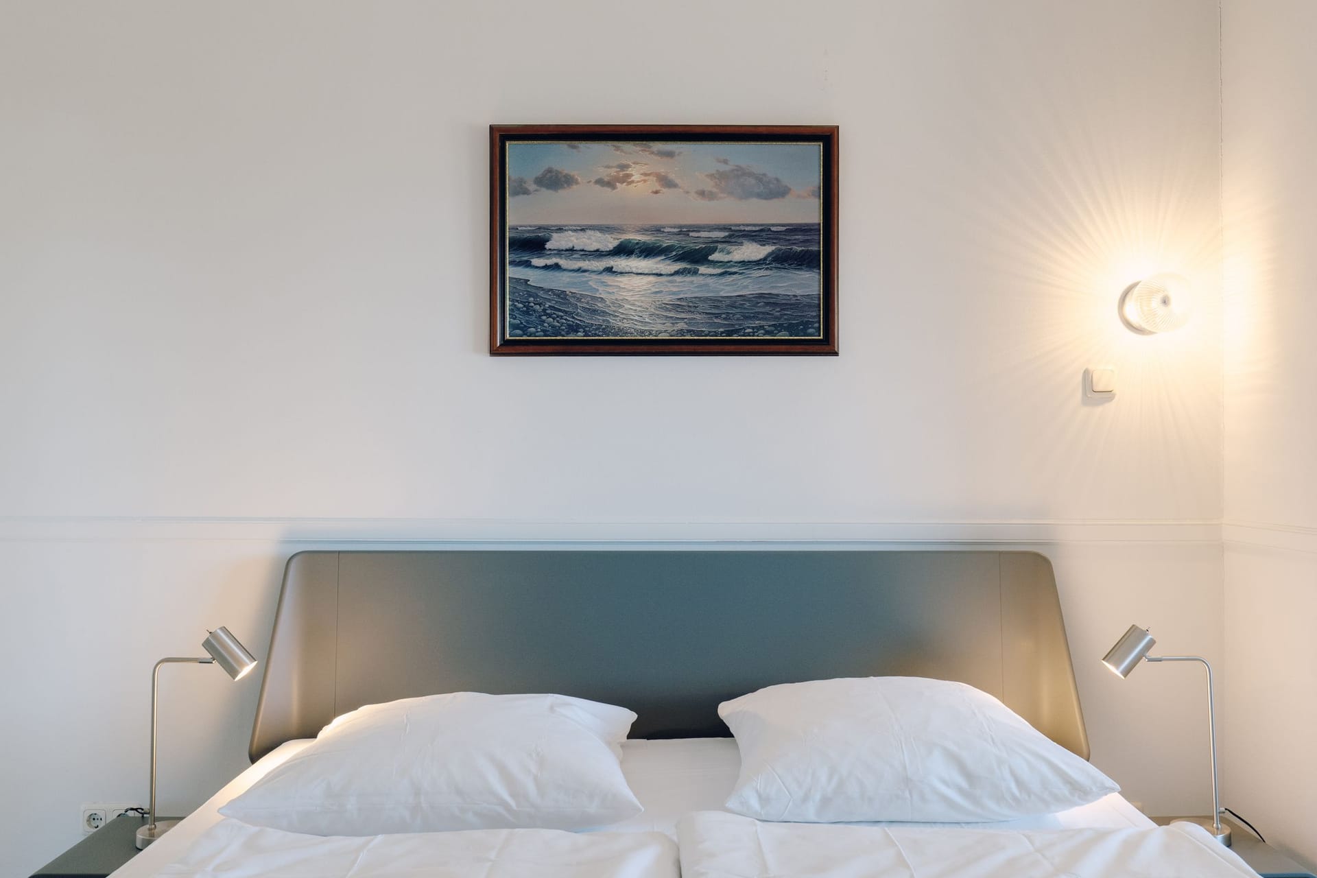 Schlafzimmer mit Doppelbett und Wandkunst