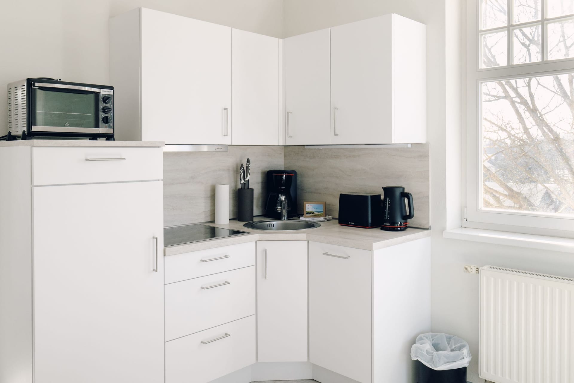 Moderne Küche mit Geräten und hellem Design