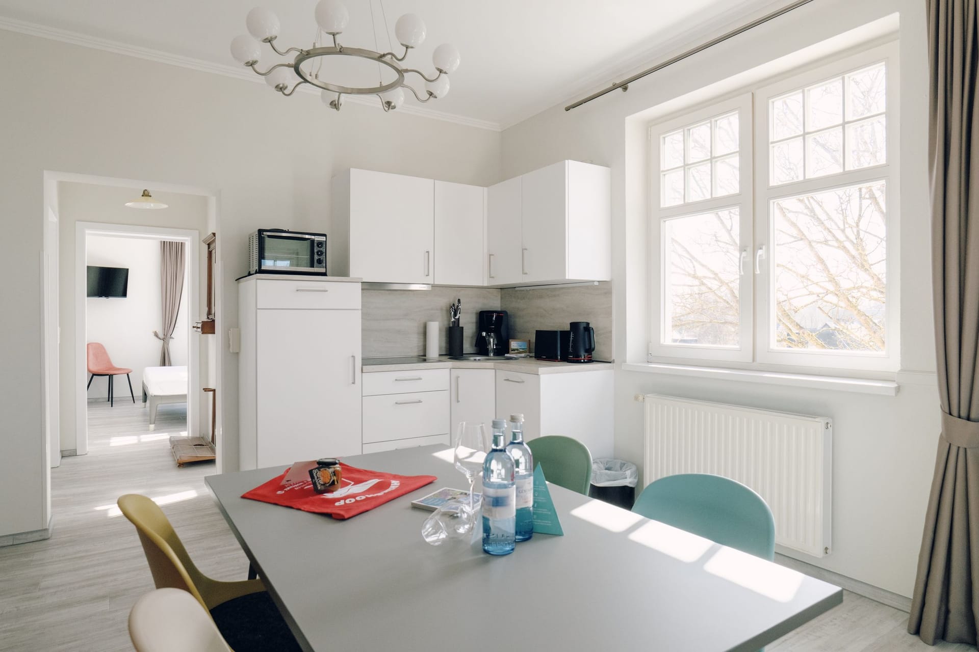 Moderne Küche mit Tisch und bunten Stühlen
