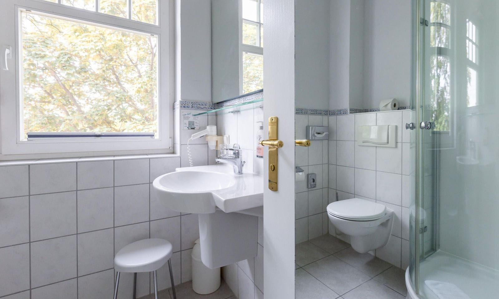 Helles Badezimmer mit Dusche und Waschbecken