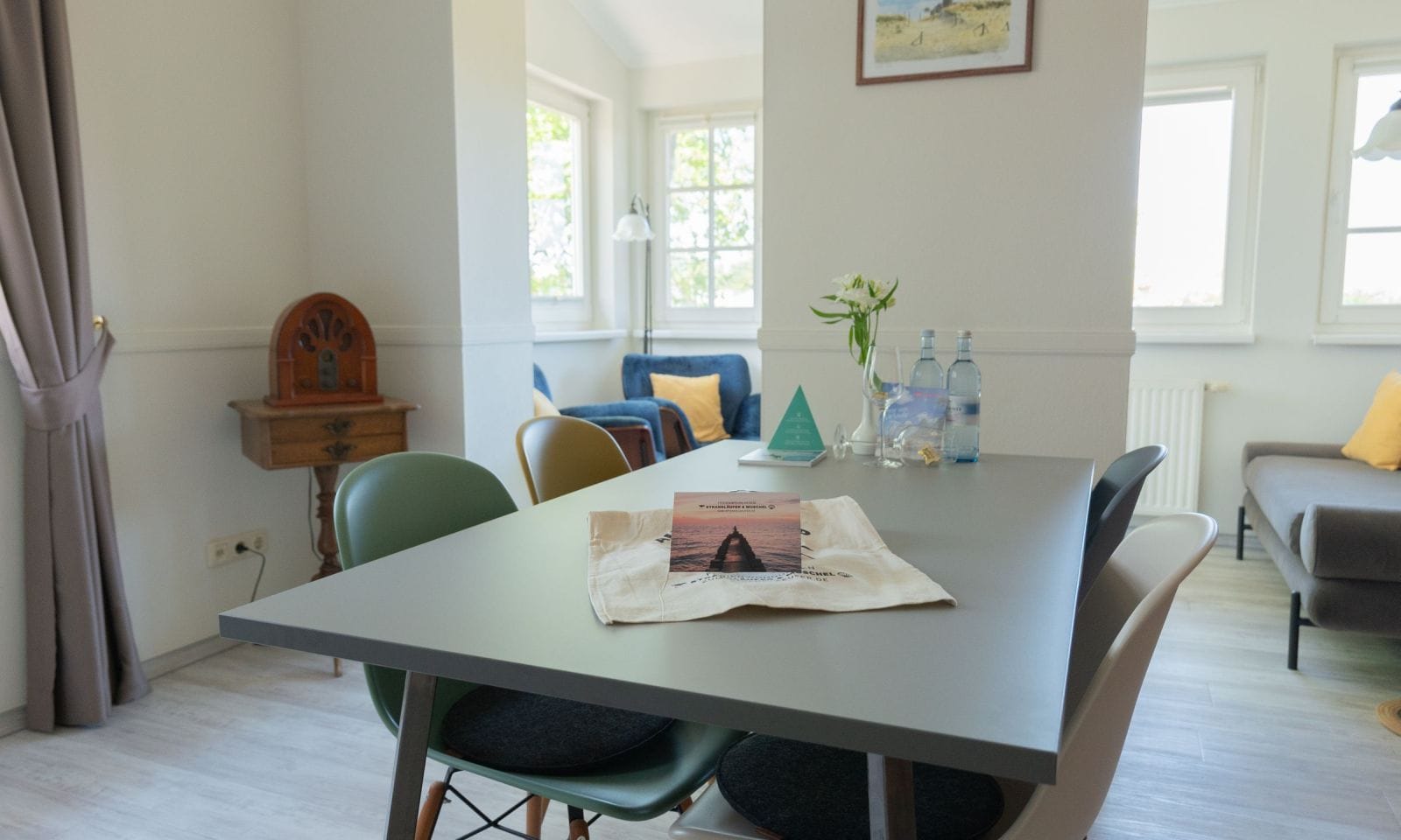 Modernes Wohnzimmer mit Tisch und bunten Stühlen
