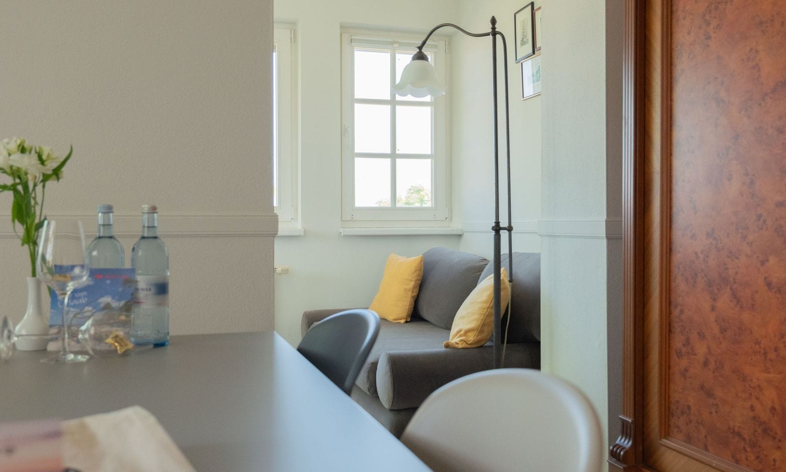 Gemütliches Wohnzimmer mit Sofa und Tisch