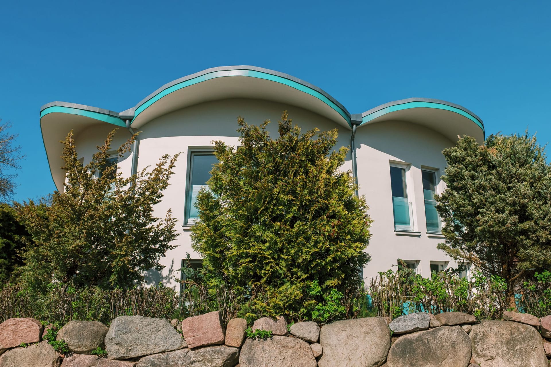 Außenansicht eines modernen Hauses mit Bäumen