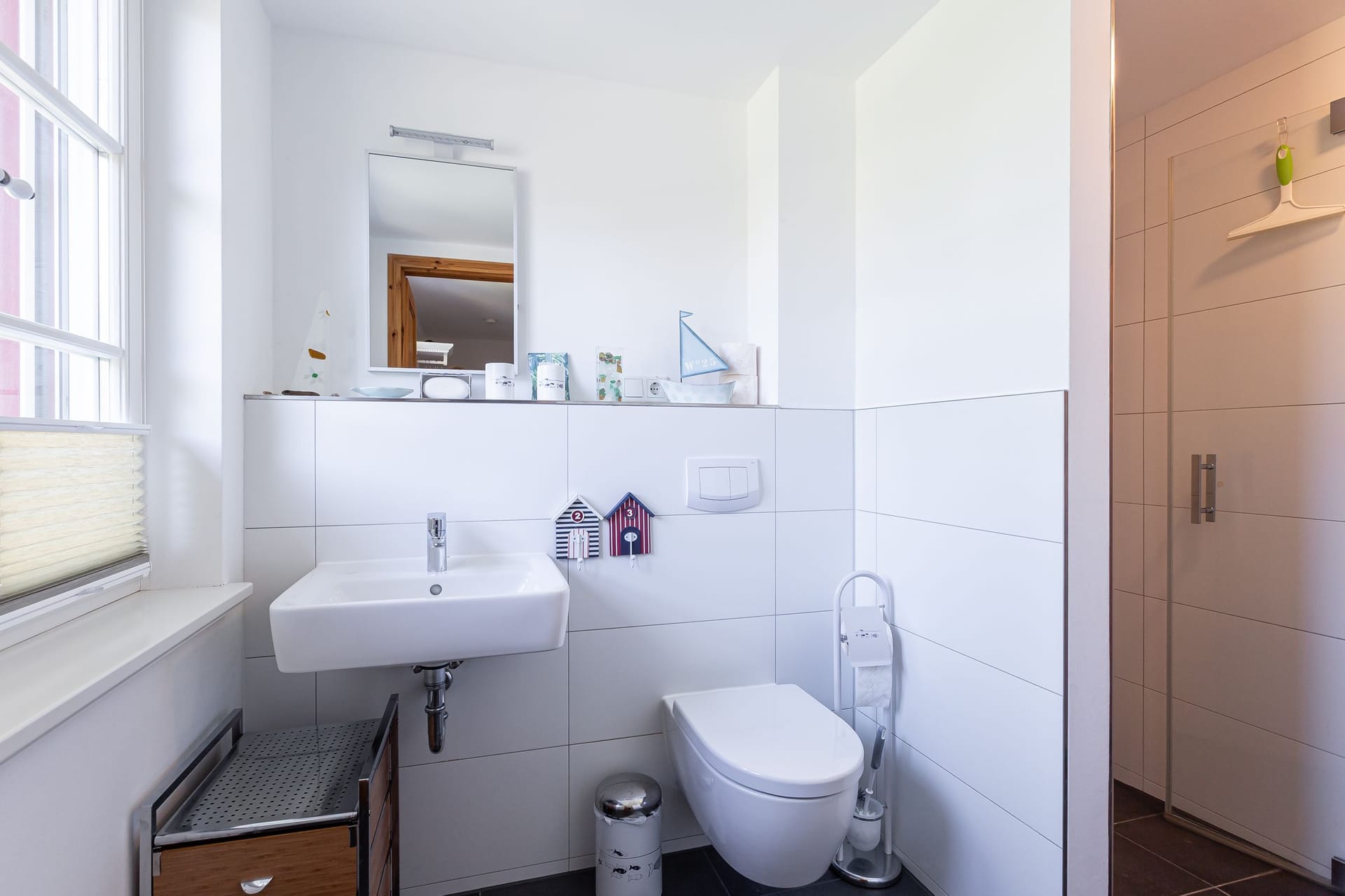 Modernes Badezimmer mit Waschbecken und WC
