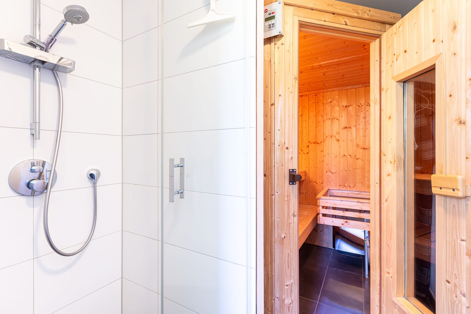 Sauna mit Dusche und Holzverkleidung